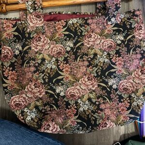 Floral Jacquard bag with wooden handles.